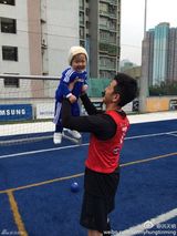 组图：洪金宝1岁爱孙变足球小将 小号球服激萌