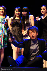 组图：《现代猛士录》热演 吕颂贤成“迷途羔羊”