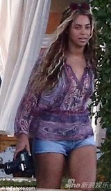 组图：碧昂斯携女庭院玩耍 举摄像机与狗仔互拍