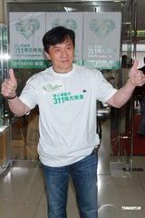 组图：成龙曾志伟谭咏麟率演艺群星录歌鼓励日本