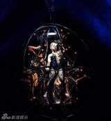 组图：P!nk高空倒吊演唱 与舞伴激情肉搏