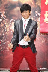 高清图：林俊杰为个唱造势 英俊现身相伴豪车