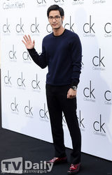 组图：少女时代允儿出席时尚活动高腰裤秀长腿