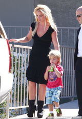 组图：小甜甜大露背幼儿园外接爱子上演天伦秀