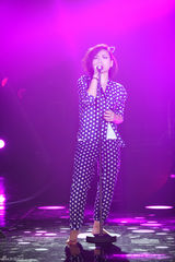 组图：周笔畅睡衣扮猫女 邓紫棋自弹自唱