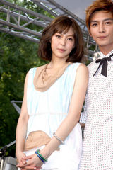 组图：王俪婷庆祝专辑获奖 师兄炎亚纶站台支持