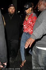 组图：蕾哈娜黑唇冷艳泡夜店 壮汉保镖贴身护驾