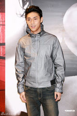 组图：官恩娜金色小洋装亮相 自曝喜买花哨内衣