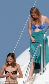 组图:英比阿特丽斯公主穿比基尼与男友出海度假