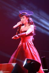 周慧敏澳门个唱秀热舞 娇美容颜演绎不老传说(图)