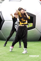 幻灯图：江若琳推出新MV 密裹严实大跳劲舞 