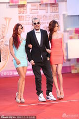 组图：热狗拥低胸装美女走星光 展现大佬风情