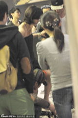 组图：王珞丹礼服下滑尴尬 获助理下蹲递鞋大牌