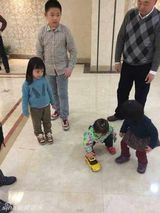 组图：曝赵薇爱女小四月萌照 母女海洋馆看海豚