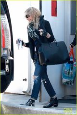 组图：麦当娜潮装赴健身房 破洞牛仔裤彰显个性