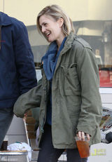 高清图：德鲁-巴里摩尔与男友逛街 小鸟依人展笑颜