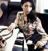 组图：朱珠大片变时尚女神 复古红唇尽显魅惑