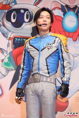 组图：吉冈毅志超人装会粉丝 否认动漫误导少年