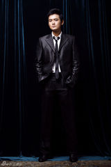 组图：王雨迷情间谍写真尽显绅士特工风范