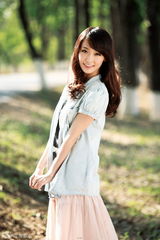 组图：李曼拍摄田园写真 “氧气美女”清新动人