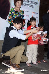 组图：22岁胡夏期待谈恋爱 献爱心助弱势儿童募款