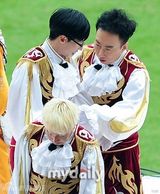 组图：刘在锡朴明秀等担任足球比赛啦啦队