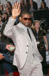 高清组图：第52届格莱美红毯 亚瑟小子耍帅引尖叫 