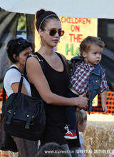 高清组图：阿尔芭携爱女到南瓜地 小奥诺露肚脐 