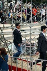 组图：梁家辉跳马舞赚人气 郭富城卖萌宣传《寒战》