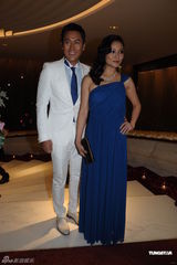 组图：马德钟白西装亮相 春风满面助阵慈善