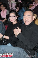 组图：叶德娴演唱会台上宽衣 刘德华许志安捧场