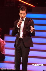 组图：萧敬腾唱《black or white》 向杰克逊致敬