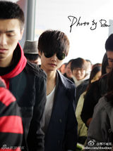 高清组图：李宇春街拍 蓝色风衣搭配牛仔裤