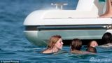 组图:英比阿特丽斯公主穿比基尼与男友出海度假