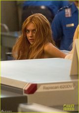 组图：林赛罗韩穿恨天高过安检 脱衣露香肩