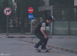 组图：夏雨驾车外出玩滑板 腾空翻板尽显专业范