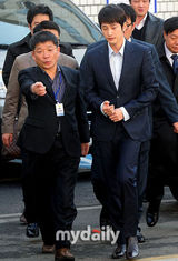 组图：朴施厚被控性侵后赴警署 坚称清白