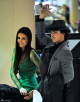 高清图：美剧情侣档妮娜-杜波夫和伊恩现身机场