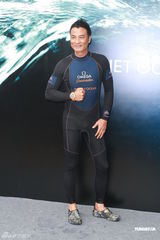 组图：任达华携名模助阵名表 穿潜水衣亮相秀身材