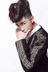 组图：歌浴森新年写真帅气硬朗摇滚范儿