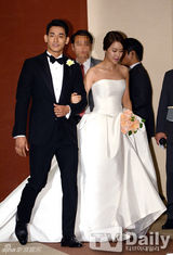 组图：韩星白智英郑锡元甜蜜完婚 姐弟恋修正果