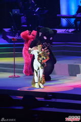 组图：陈奕迅澳门癫狂开唱 猛甩布条歌衫潮翻天