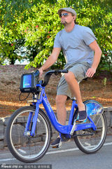 组图：莱昂纳多骑车咬耳线露痞范 满胡须显凸肚