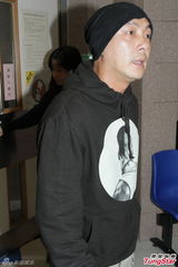 组图：张卫健再入院探母面色憔悴 5时结束疗程