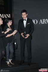 高清图：崔始源赞美章子怡 穿正装绅士儒雅