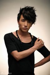 幻灯图：许诺写真忧郁绽放 尝试华丽新造型