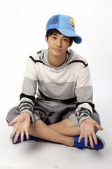 组图：赵文浩拍杂志写真 少年造型秀可爱