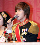 幻灯图：音乐剧《宫》发布会 郑允浩出席帅气亮相