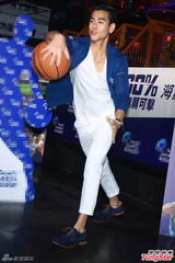 组图：彭于晏秀头皮事业线 8块腹肌害羞不见客