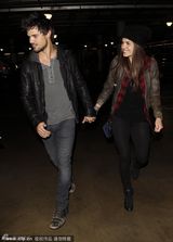 组图：暮光狼人泰勒与女友街头甜蜜牵手秀恩爱